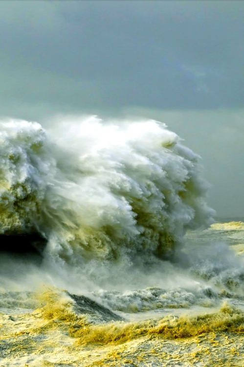 波涛汹涌的大海，浩瀚无垠的壮丽画卷