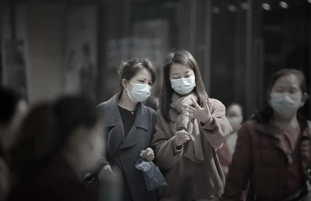 疫情首次封城，城市静默，人心团结
