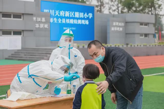 香港政府加强防疫措施，筑牢防线守护市民健康与安全