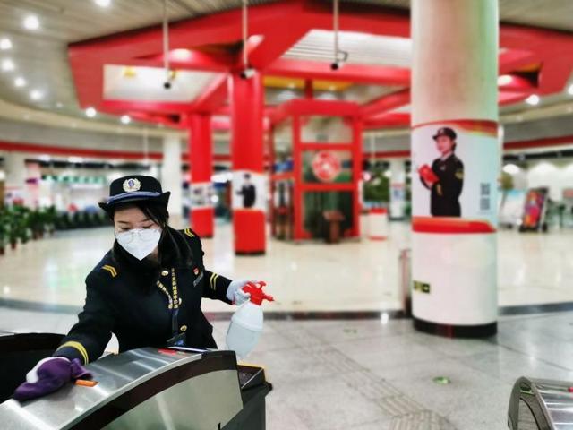 北京地铁全程戴口罩，防疫新常态下的日常防护之道