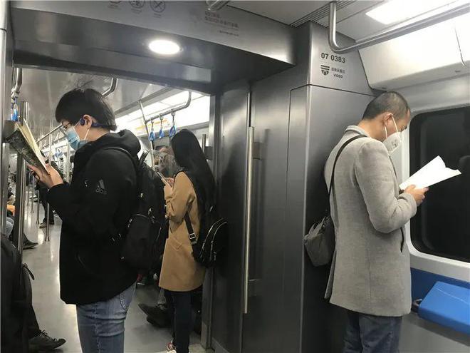 北京地铁中的无声抗议，不戴口罩拍照上传现象深度解析