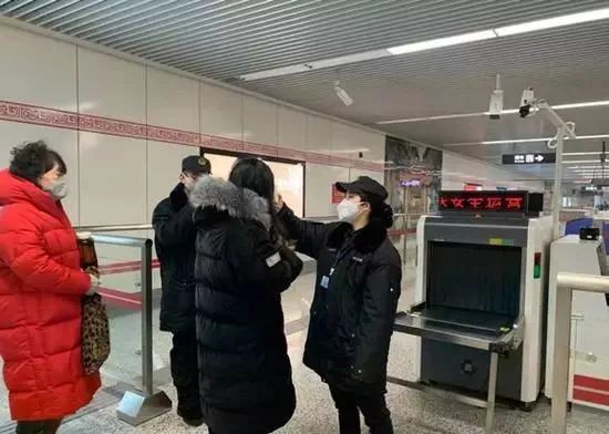 天津地铁，佩戴口罩，健康出行之道