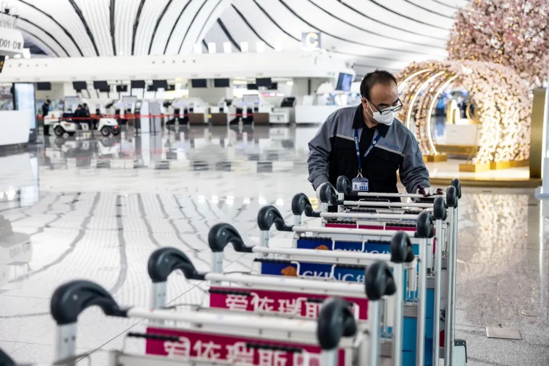 北京机场筑牢疫情防控防线，保障旅客安全出行