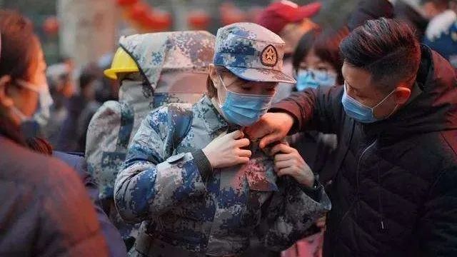 疫情期间的无畏战士，医护人员守护生命的荣光