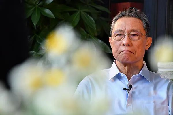 中国疫情教授，逆境中的英雄领航者