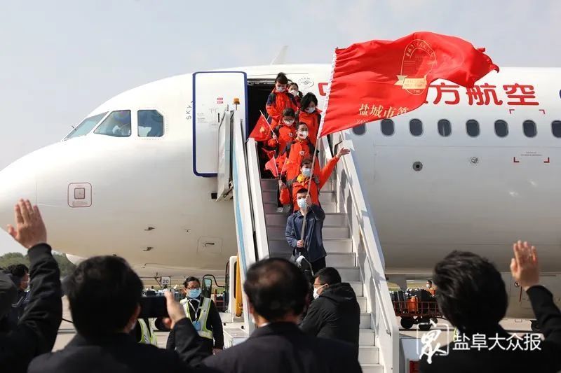武汉疫情爆发时，医院前线奋战与生命守护战
