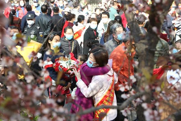 白衣战士无畏前行，疫情期间护士守护生命的壮丽事迹