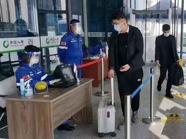 疫情中的白衣勇士，守护生命的无畏战士