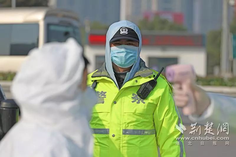 疫情期间感人瞬间，英雄身影暖人心