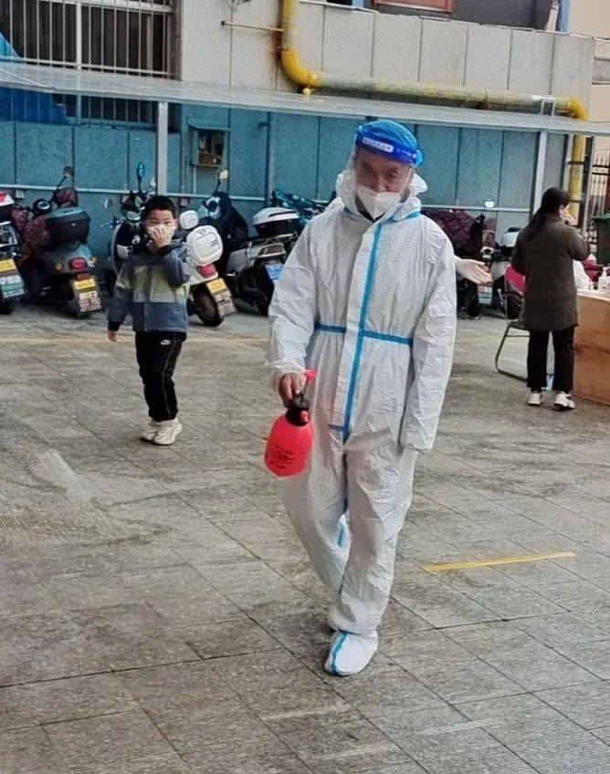 护士疫情一线坚守，生命之光的守护者