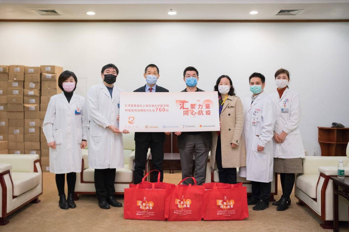疫情期间医护人员无畏前行，守护生命之光的光辉事迹