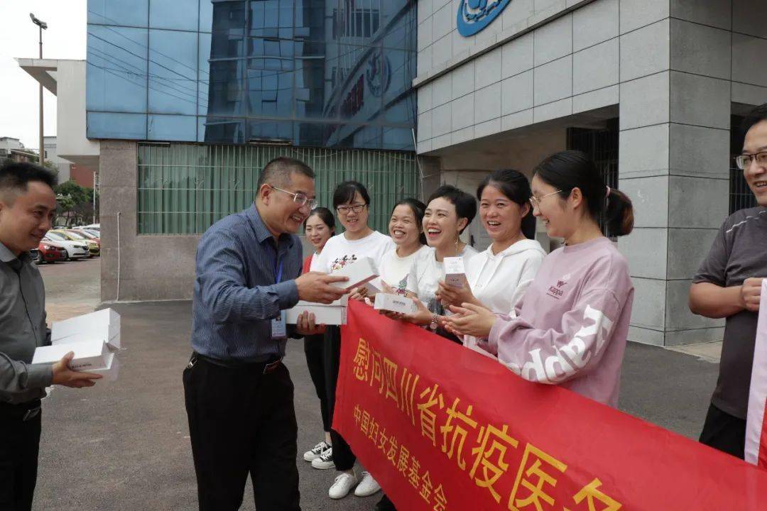 致敬英勇医护人员，共抗疫情显担当