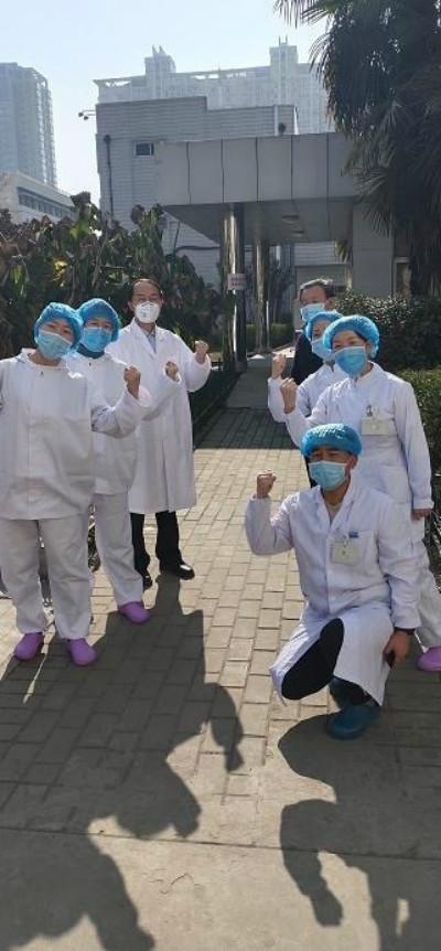 疫情期间医护人员的坚韧与希望，感人瞬间，象征生命之光