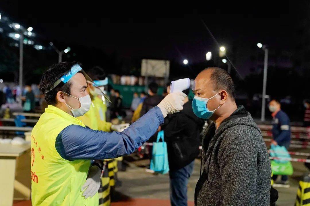 东莞疫情管控措施升级，坚决遏制疫情扩散，保障群众健康安全