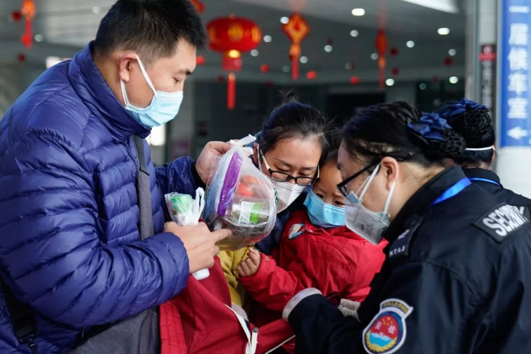 重庆小哥疫情生活实录，视频播放热潮涌动