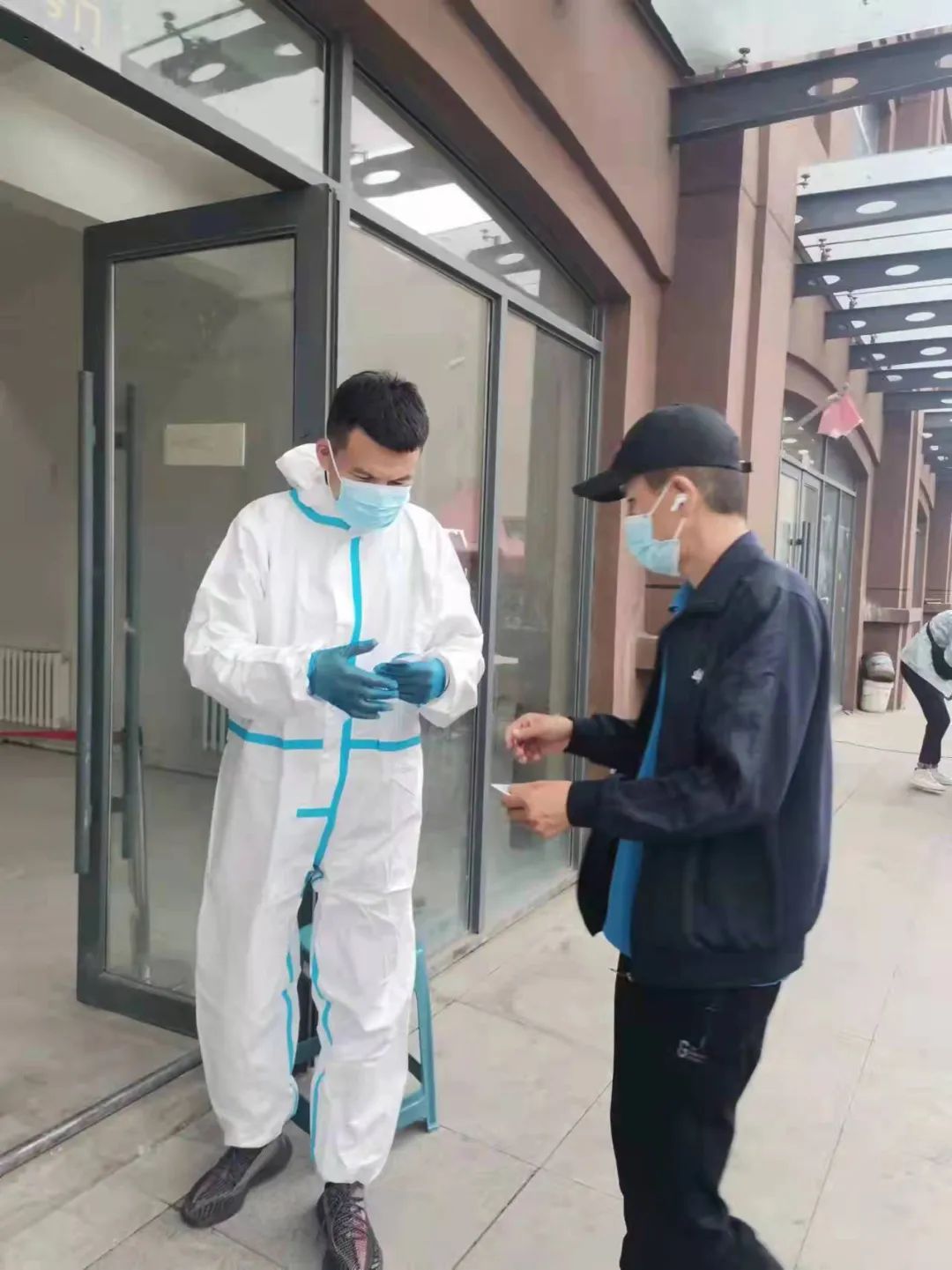 哈尔滨大哥的温情与力量，疫情下的温情传递