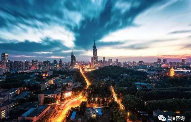 南京西路，疫情之下的坚韧与曙光