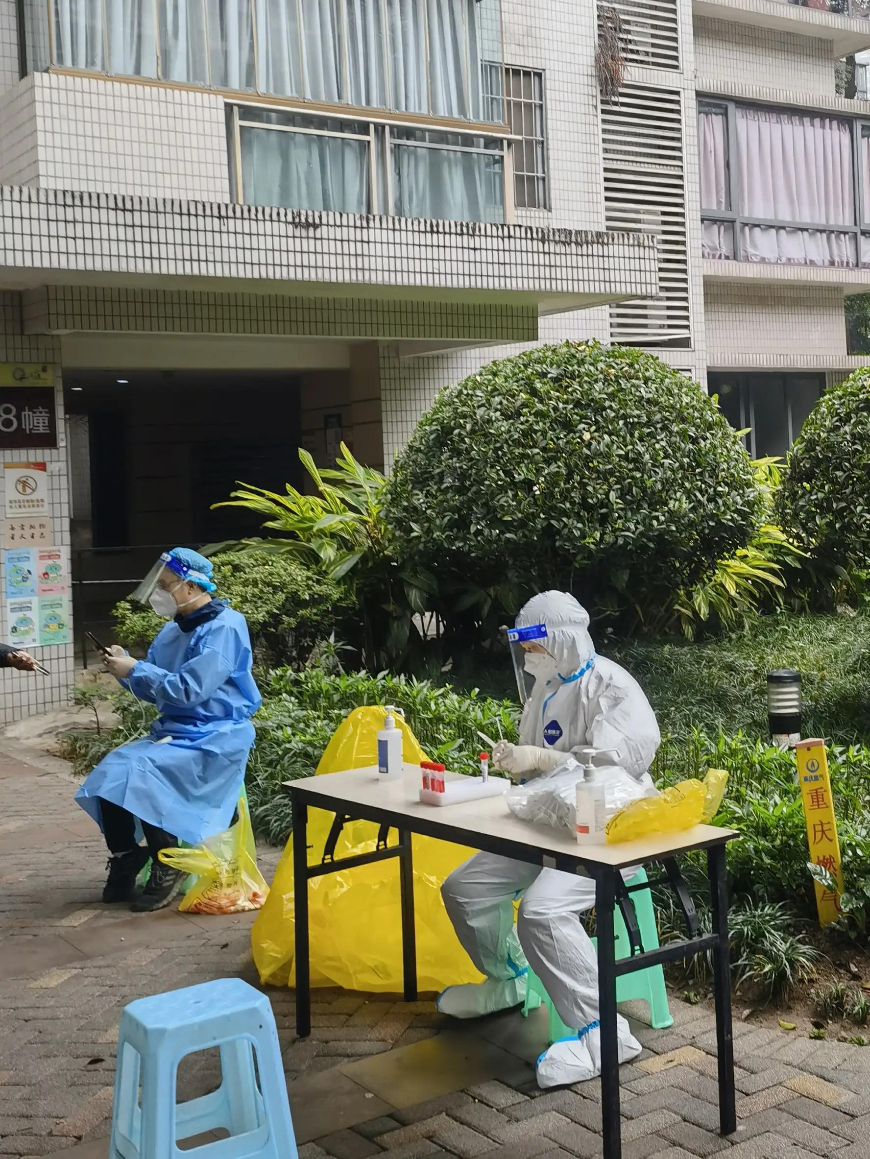 重庆防疫部门一线筑牢疫情防控坚实屏障