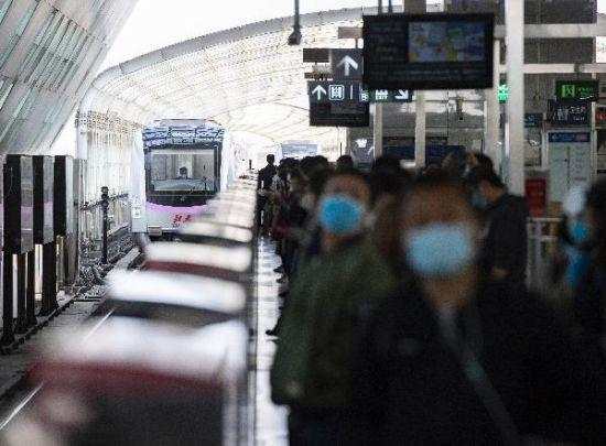 北京规定未戴口罩乘坐地铁，防疫新规背后的考量与影响
