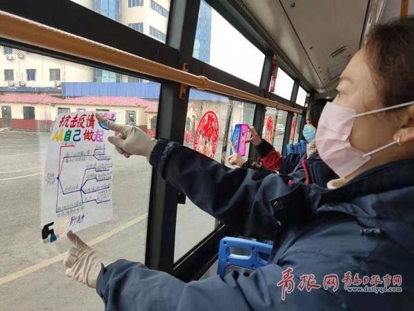 北京公交车戴口罩，常态化防疫下的城市生活缩影