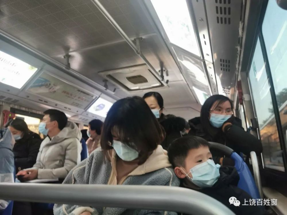 北京公交车戴口罩，常态化防疫下的城市生活缩影