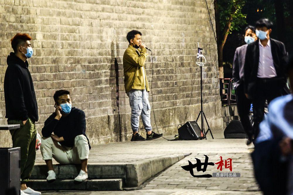 北京地铁现未正确佩戴口罩卖唱者，防疫漏洞还是管理疏漏？
