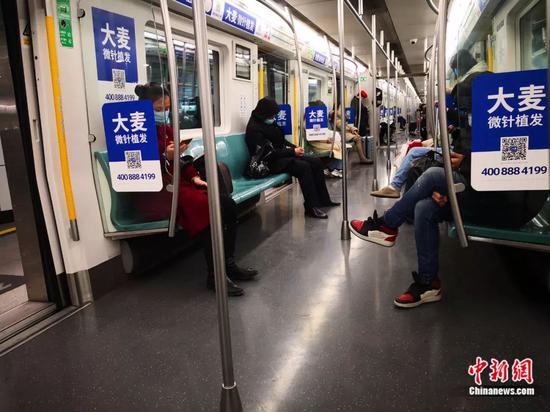 口罩下的北京地铁站，一座城市的呼吸与记忆