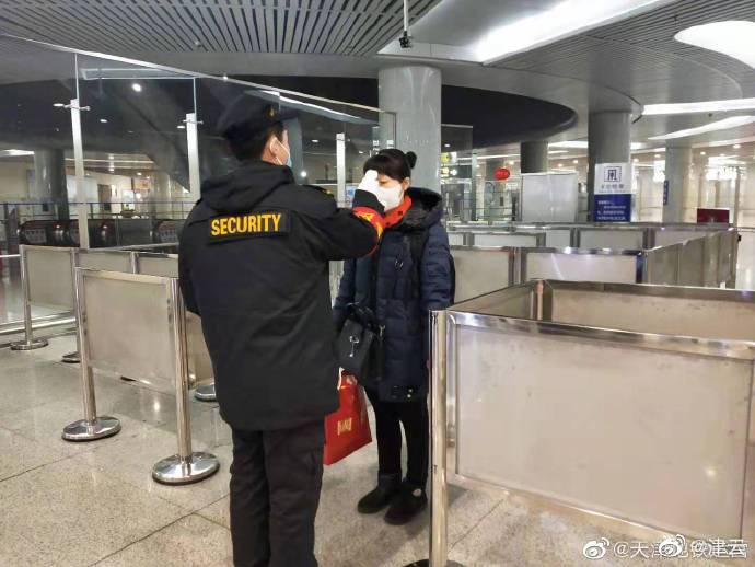 天津地铁继续落实佩戴口罩政策，保障乘客出行安全