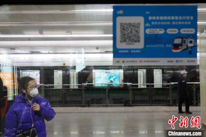 北京地铁贴心服务，免费提供口罩，保障乘客出行安全