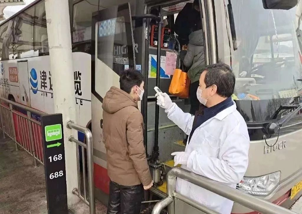 北京地铁贴心服务，免费提供口罩，保障乘客出行安全