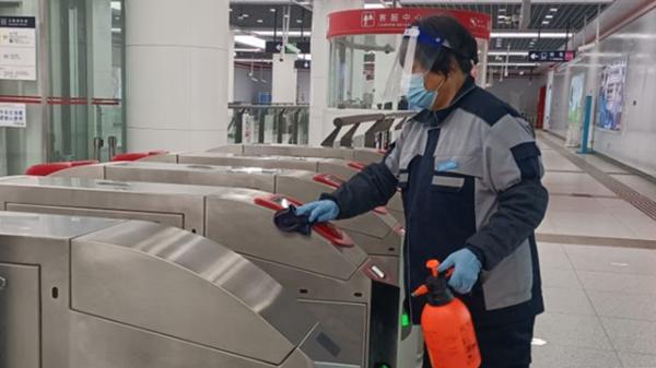 北京地铁贴心服务，免费提供口罩，保障乘客出行安全