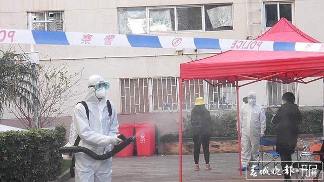 昆明疫情防控下的封闭小区，挑战与温情并存