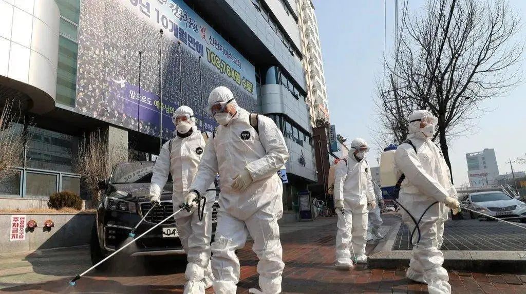 香港疫情政府应对措施与武汉最新防疫动态对比分析