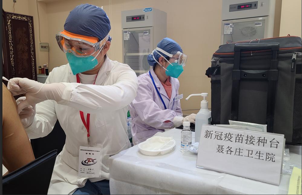北京 vs 上海，疫苗政策差异与城市防疫模式对比