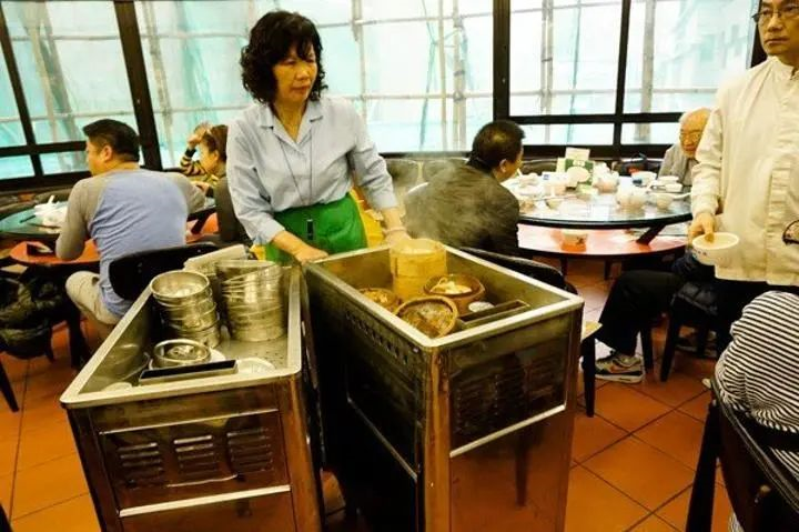 香港实施史上最严厉防疫措施，成效与争议并存