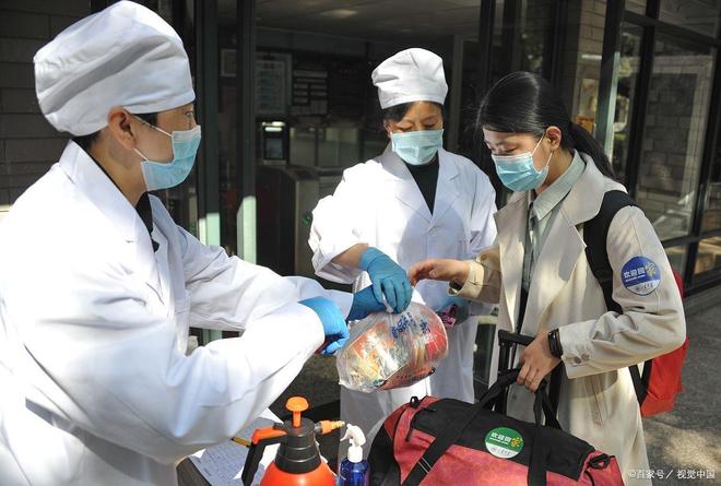 郑州大学生确诊引发关注，校园疫情防控再成焦点