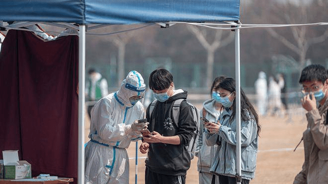 郑州大学生确诊引发关注，校园疫情防控再成焦点