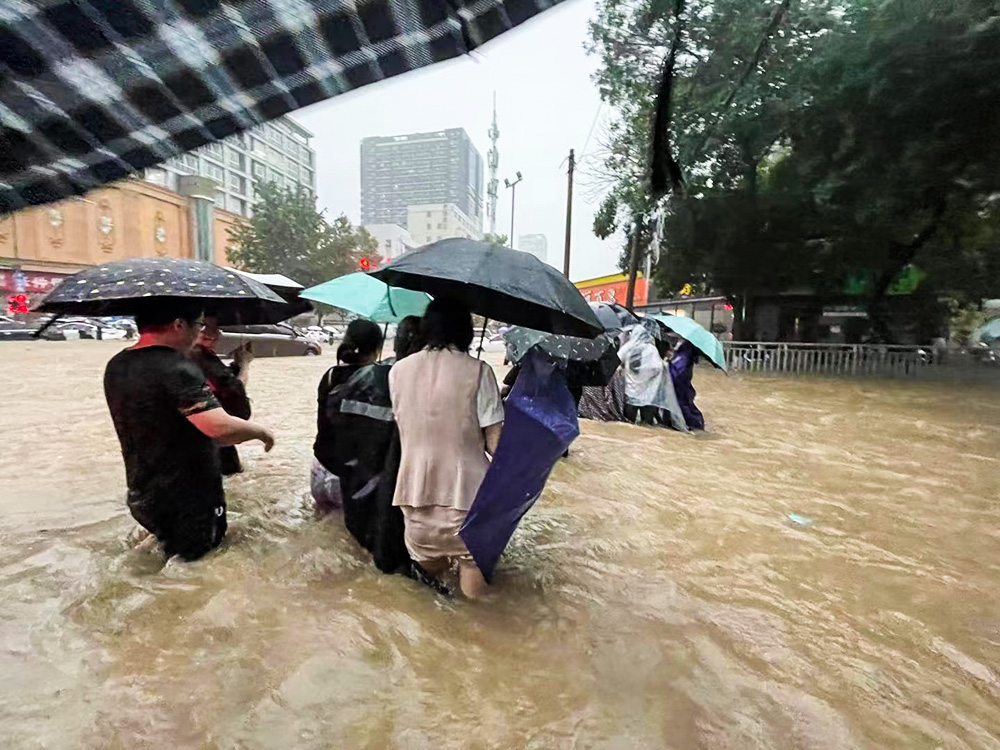 暴雨围城，郑州洪灾中大批台胞被困，两岸携手共渡难关