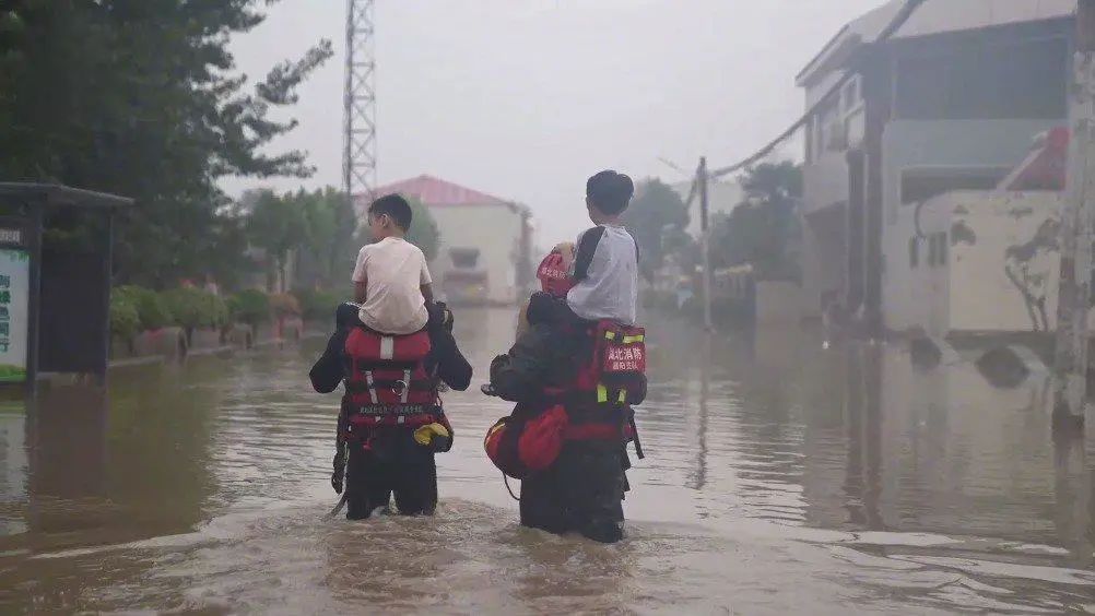 暴雨围城，郑州洪灾中大批台胞被困，两岸携手共渡难关