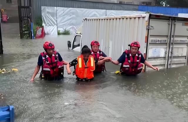 暴雨围城，郑州洪灾中大批台胞被困，两岸携手共渡难关
