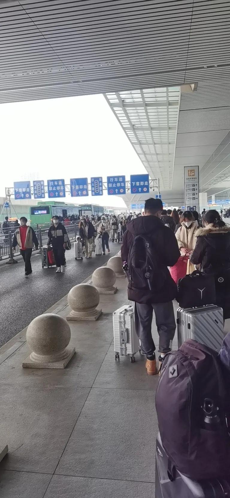 郑州召开疫情防控新闻发布会，精准施策筑牢防线，科学应对保障民生