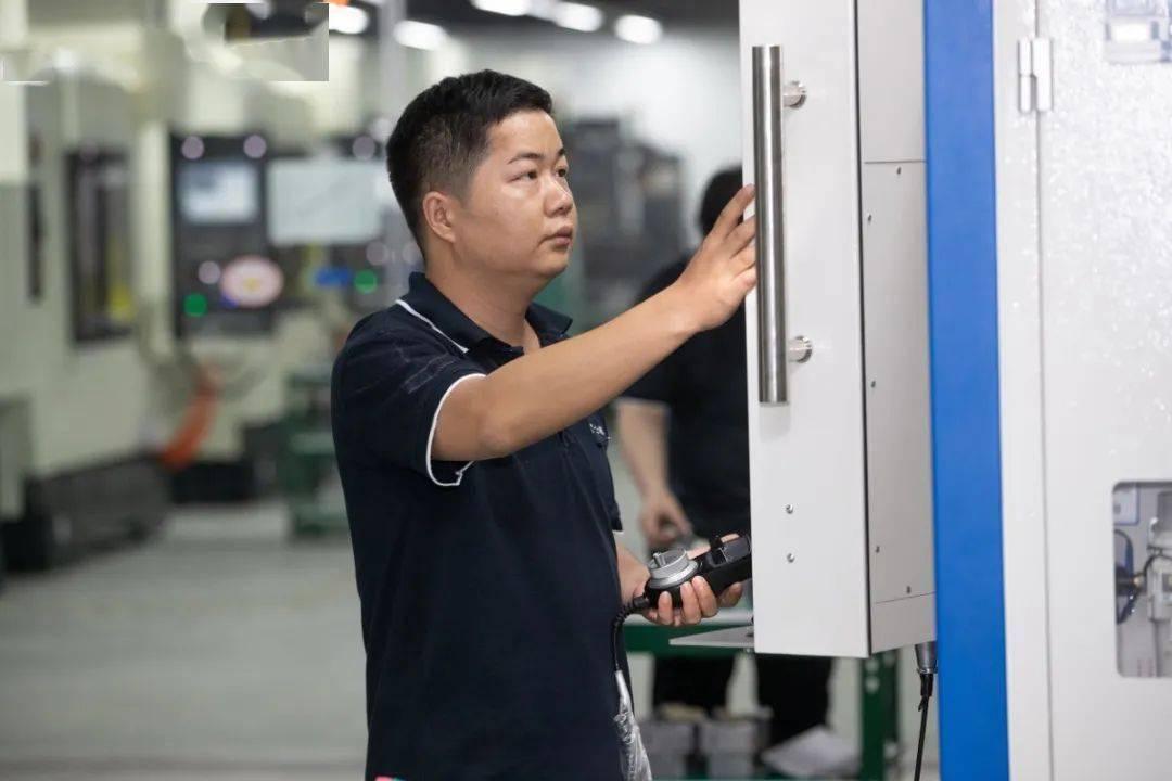 富士康要从郑州撤了吗？解析产业链变迁与企业战略调整